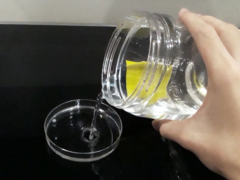 倒50ml你最近准备的溶液到一个小盘中